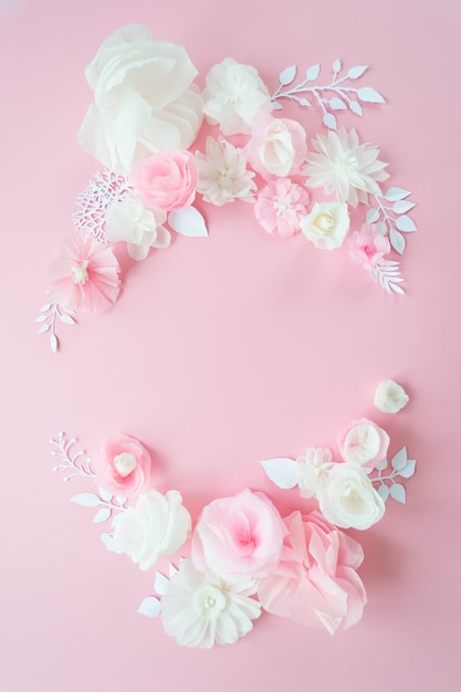 Flores de papel branco e rosa em rosa