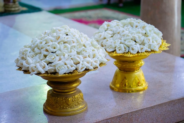 Flores de papel são usadas para o funeral do povo tailandês