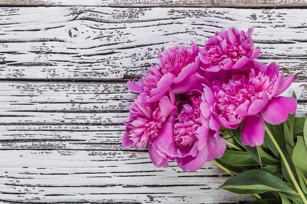 Flores de peônia em estilo rústico