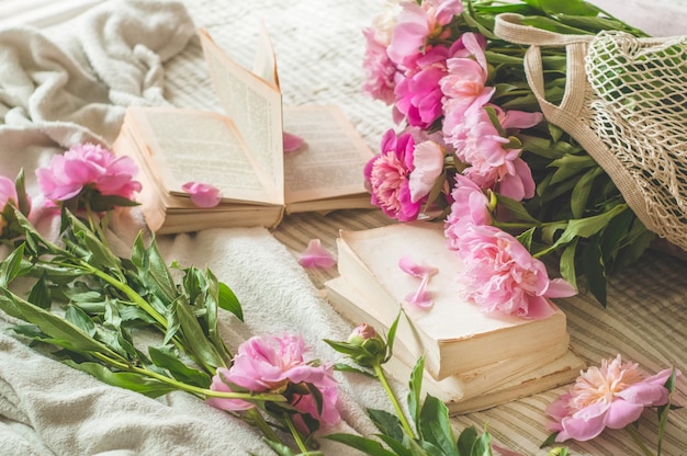 Flores de píons e decoração de primavera nos livros