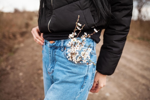 Flores de primavera e jeans