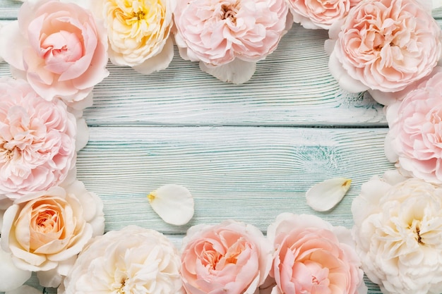 Flores de rosas de jardim em fundo de madeira