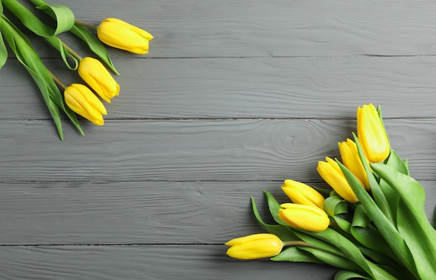 Flores de tulipa amarela linda na madeira. espaço para texto