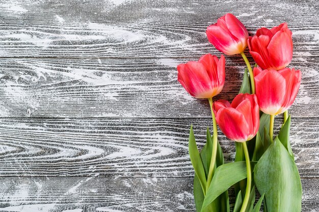 flores de tulipa na mesa de madeira