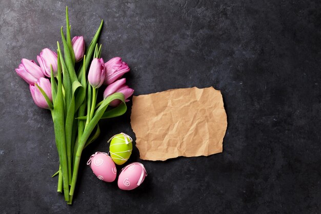 Flores de tulipa rosa e ovos de páscoa