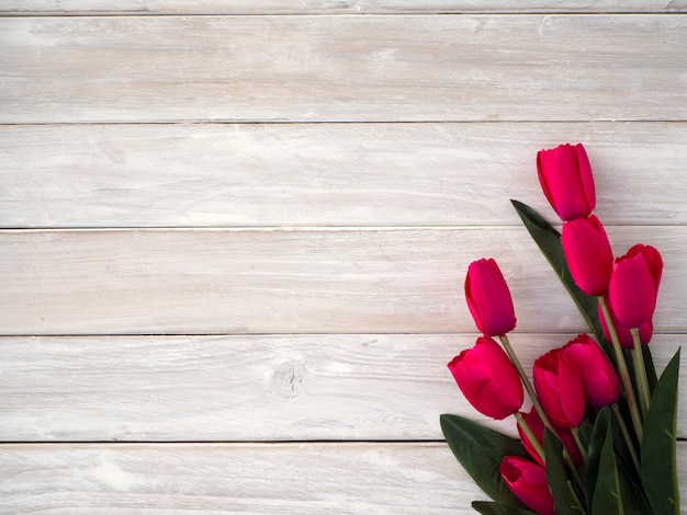 Flores de tulipas da primavera em um velho de madeira