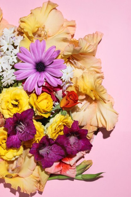 Foto flores de verão em um fundo em forma de círculo