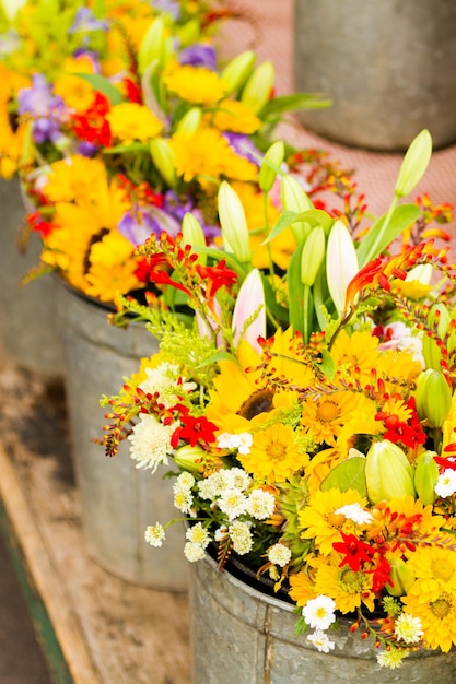 Flores de verão no mercado do fazendeiro local.