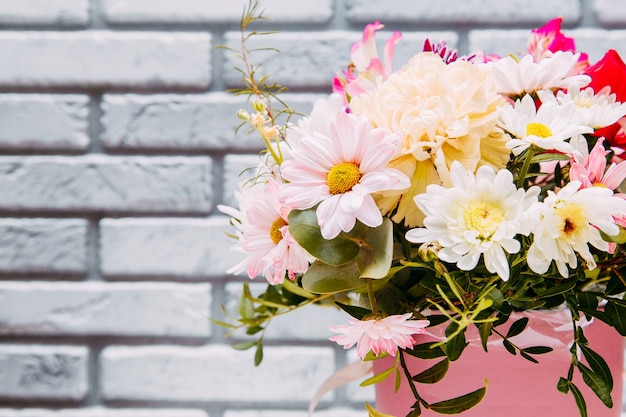 Flores decoradas en una canasta con agradecimiento.