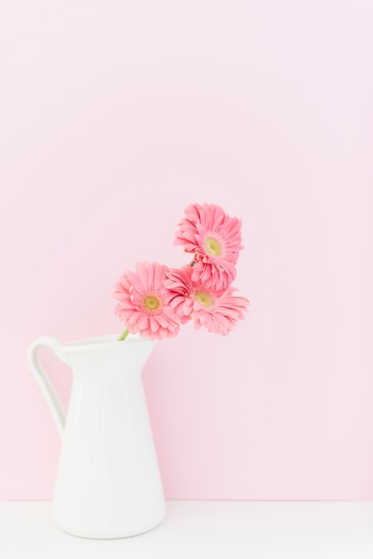 Foto flores decorativas coloridas daisy em um vaso