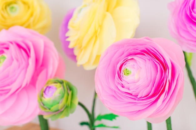 Foto flores decorativas de ranunculus de papel en colores pastel, decoración de boda