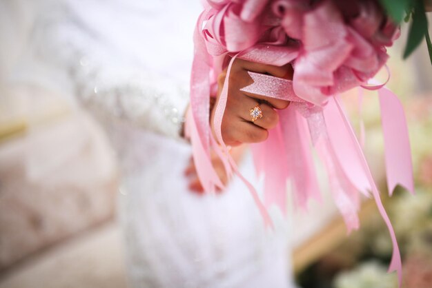 Flores do casamento Mulher segurando o buquê vermelho com as mãos no dia do casamento