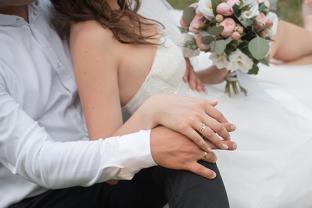 Flores do casamento nas mãos dos noivos conceito para agências de eventos