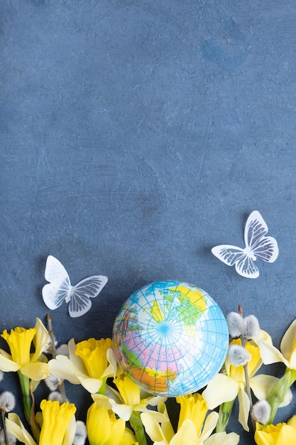 Flores do globo e borboleta com espaço para cópia Feliz dia da Terra conceito plano vista de cima