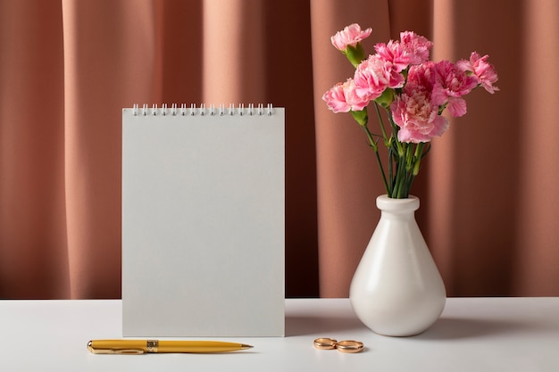 Flores e caderno para planejador de casamento