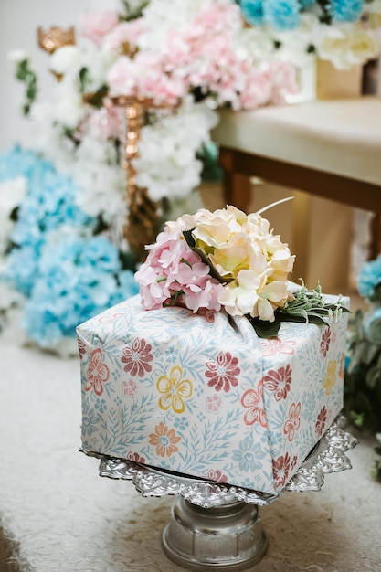 Flores e caixa de presente. Cartão de aniversário e casamento.