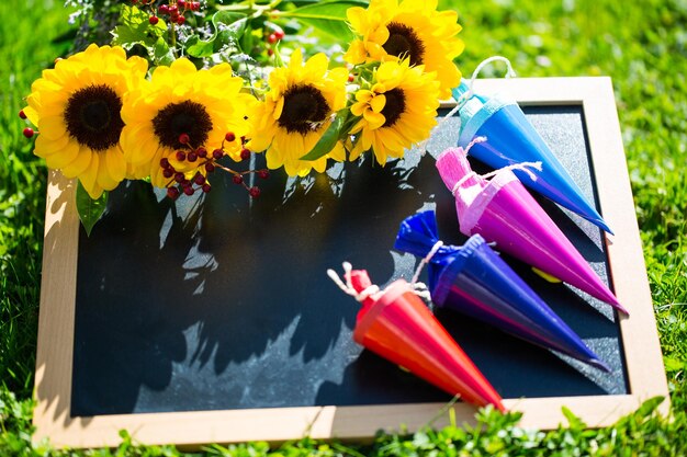 Foto flores e decorações coloridas no quadro sobre o campo durante o dia ensolarado