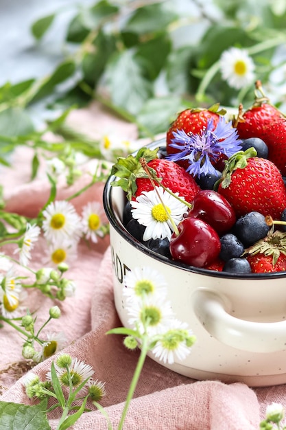 Foto flores e frutas em uma caneca