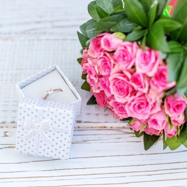 Flores e jóias. Proposta de casamento.