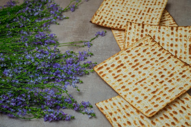 Flores e matzoh judaico tradicional para a páscoa