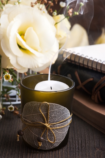 Flores e velas amarelas de lisianthus