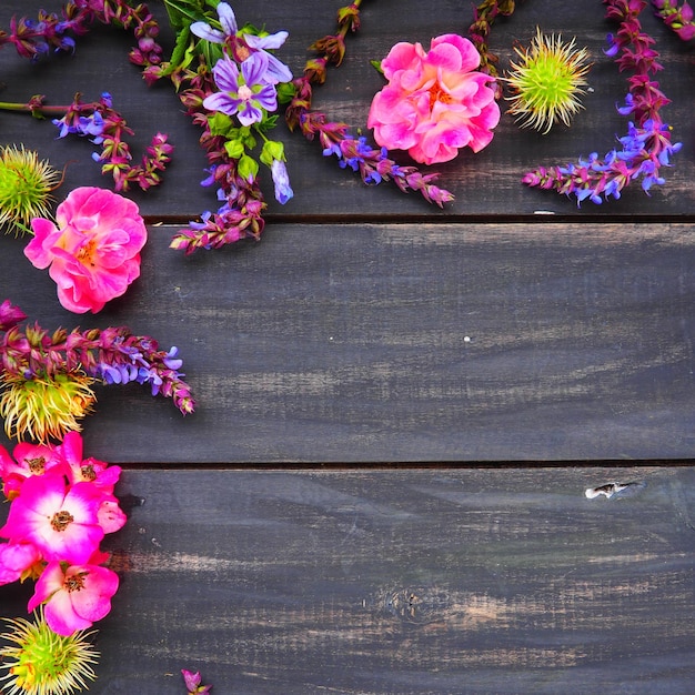 Flores em semicírculo sobre um cartão postal de fundo de madeira para as rosas de férias, sálvia lavanda e