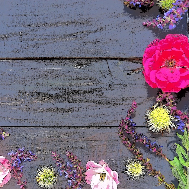 Flores em um semicírculo em um fundo de madeira cartão postal para o feriado rosas gerânio lavanda