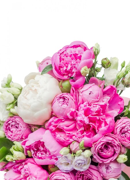 Flores em uma caixa de chapéu. buquê de peônias rosa e brancas, eustoma, spray rosa em uma caixa rosa