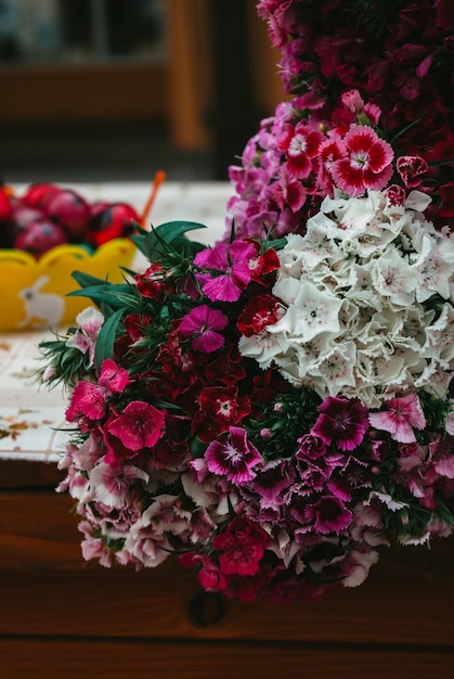 Foto flores em uma mesa, a palavra está no topo