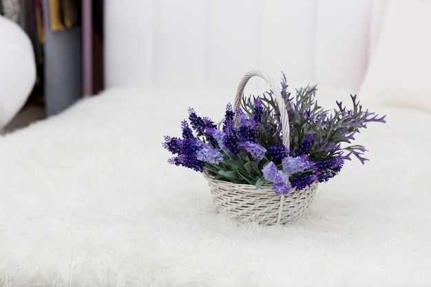 Foto flores em uma pequena cesta