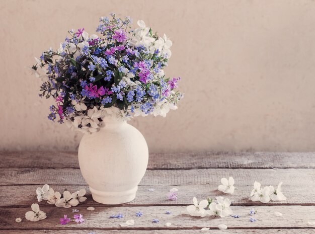 Flores em vaso branco