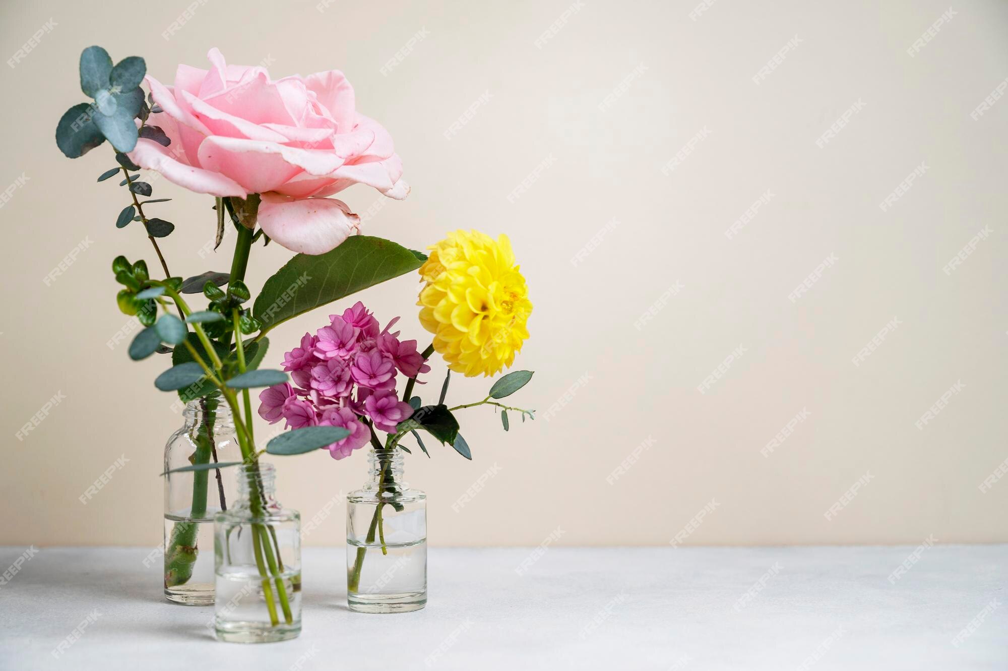 Flores em vaso com lindas rosas cor de rosa dália amarela e espaço de cópia  de buquê de hortênsia rosa cartão de saudação | Foto Premium