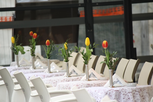 Foto flores em vaso de vidro na mesa