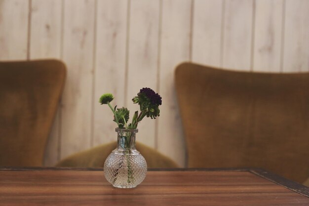 Flores em vaso na mesa em casa