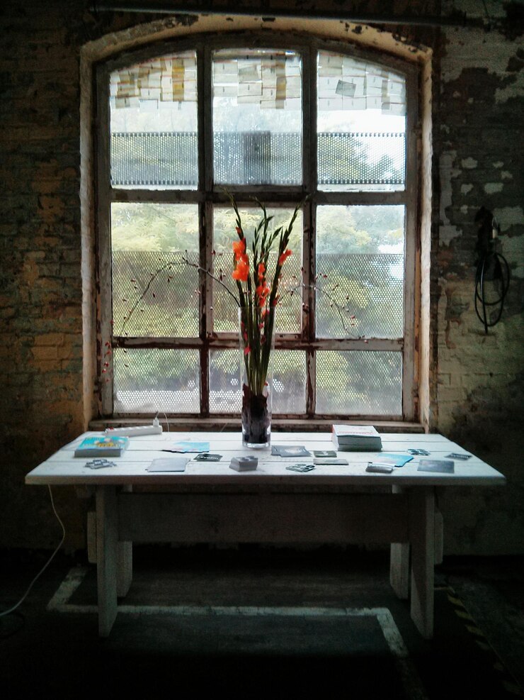 Foto flores em vaso na mesa em casa