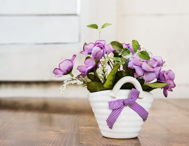 Flores em vaso na mesa