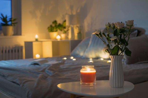 flores em vaso no quarto à noite