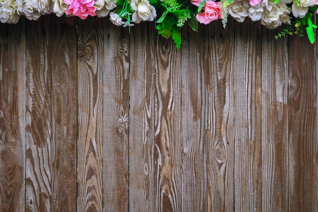 Las flores están en el fondo de madera