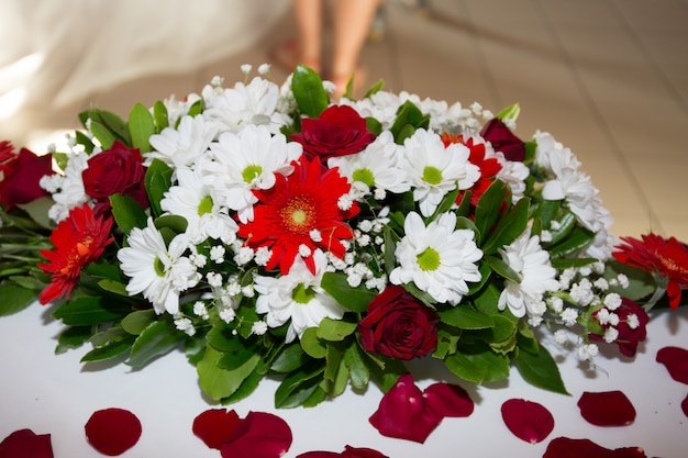 Las flores están en la mesa de la boda