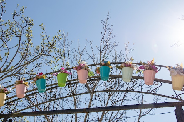 Flores falsas en macetas para decoración.