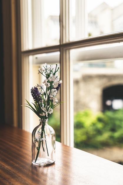 Flores en florero de vidrio decoración en mesa