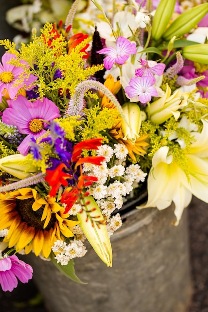 Flores frescas cortadas à venda no mercado dos fazendeiros locais.