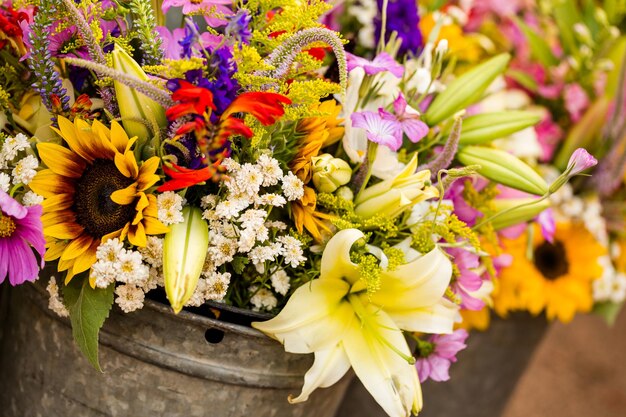 Flores frescas cortadas à venda no mercado dos fazendeiros locais.