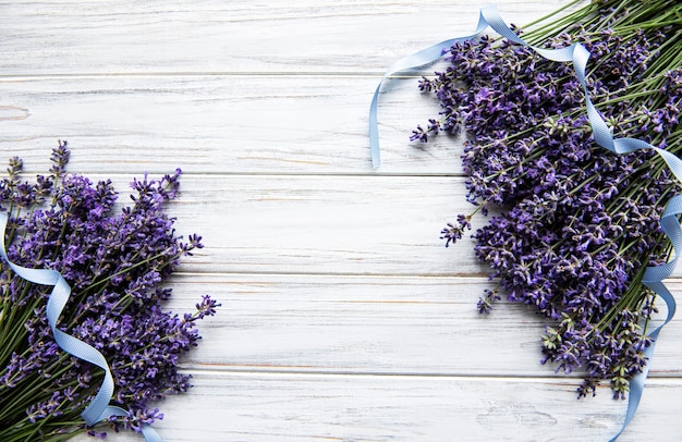 Flores frescas de buquê de lavanda em superfície de madeira branca