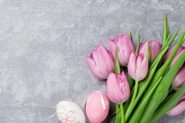 Flores frescas de tulipa rosa e ovos de páscoa