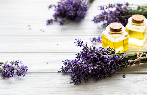 Flores frescas de lavanda y aceites esenciales.