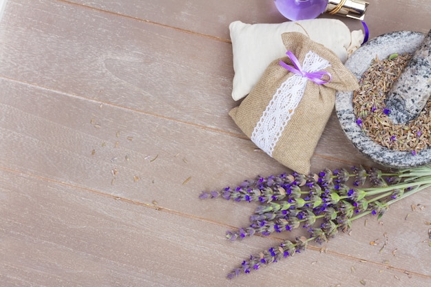 Flores frescas de lavanda y secar en bolsa sobre mesa de madera con espacio de copia