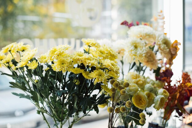 Flores frescas en el negocio de la floristería de la ventana