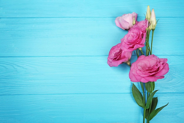 Flores frescas sobre fondo de madera turquesa