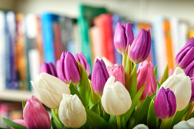 Flores frescas y tulipanes en el hogar para la decoración presente o sorpresa por estantería en la casa Plantas pétalo y color floral para la creatividad como colección para papel tapiz protector de pantalla y interior natural
